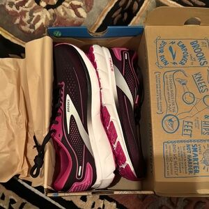 Brooks Black & Pink Athletic Shoes Breathable Mesh Ladies Trace 2 9.5 Medium